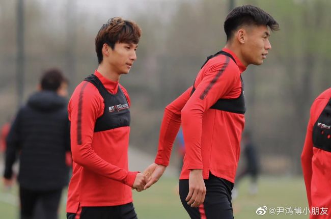 目前张康阳和管理层、主教练的联系都是通过电话和短信，无法面对面交流，这也是一个问题。
